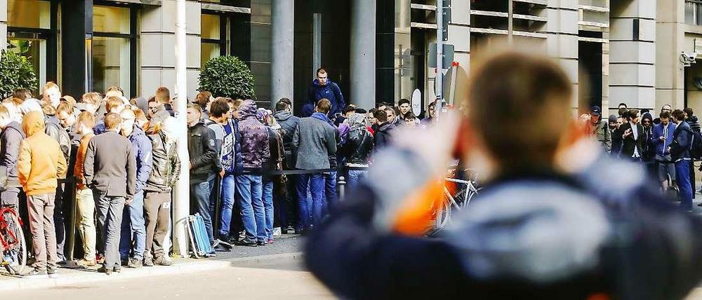 Hier stehen die Apple-Jünger und potentiellen Apple-Watch-Käufer Schlange. Auffällig: Es sind fast nur junge Männer auf dem Bild.
