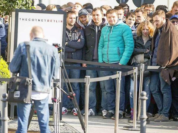 Warten auf Uhren: Vor dem Apple Store am Ku'damm bildeten sich am Morgen lange Schlangen wegen des Verkaufsstarts der Smartwatch.