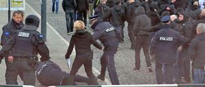 Bei einer Demonstration in Weimar wurden im Februar Polizisten von Rechten attackiert.
