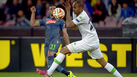 Autsch. Wolfsburgs Naldo (re.) wehrt den Schuss von Faouzi Ghoulam ab.