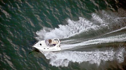 Motorboot rauscht übers Wasser.