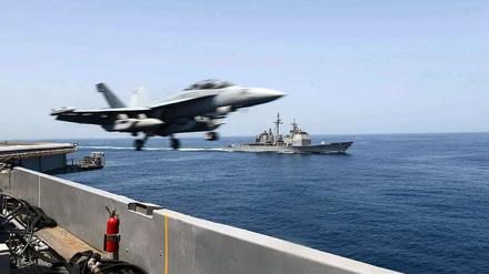 Militärische Präsenz. Amerikanische Flugzeuge und Schiffe operieren im arabischen Meer, um die Schiffsrouten in der Region frei zu halten.