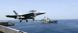 Militärische Präsenz. Amerikanische Flugzeuge und Schiffe operieren im arabischen Meer, um die Schiffsrouten in der Region frei zu halten.