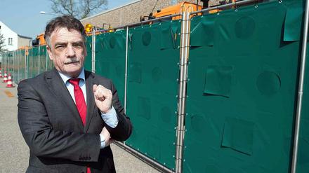 Nordrhein-Westfalens Verkehrsminister Michael Groschek steht am Freitag in Kaarst (Nordrhein-Westfalen) vor einer mobilen Sichtschutzwand.