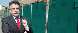 Nordrhein-Westfalens Verkehrsminister Michael Groschek steht am Freitag in Kaarst (Nordrhein-Westfalen) vor einer mobilen Sichtschutzwand.