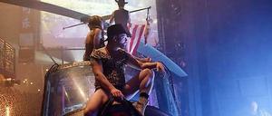 Szene aus Frank Castorfs Inszenierung "Baal" vom Münchner Residenztheater, die nur noch einmal beim Theatertreffen gezeigt werden darf.