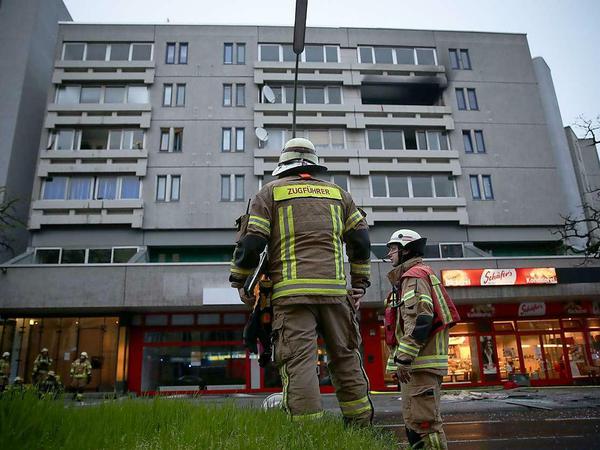 Ein Mann ist am Dienstagmorgen bei einem Wohnungsbrand an der Ecke von Dominicusstraße und Ebersstraße gestorben. Das gesamte 4. Obergeschoss war verqualmt.