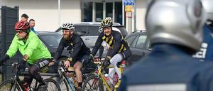 Hobbyfahrer sind unter Polizeibegleitung auf der Strecke des abgesagten Frankfurter Radrennens unterwegs. 