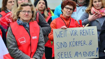 Erzieherinnen beklagen bei einem Warnstreik die schlechten Arbeitsbedingungen.
