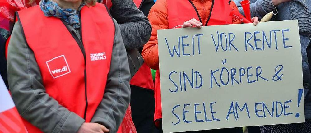 Erzieherinnen beklagen bei einem Warnstreik die schlechten Arbeitsbedingungen.