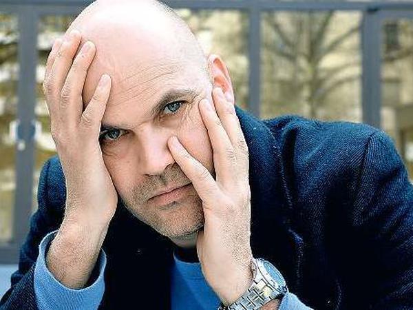 Der Regisseur Nicoals Stemann vor dem Haus der Berliner Festspiele.