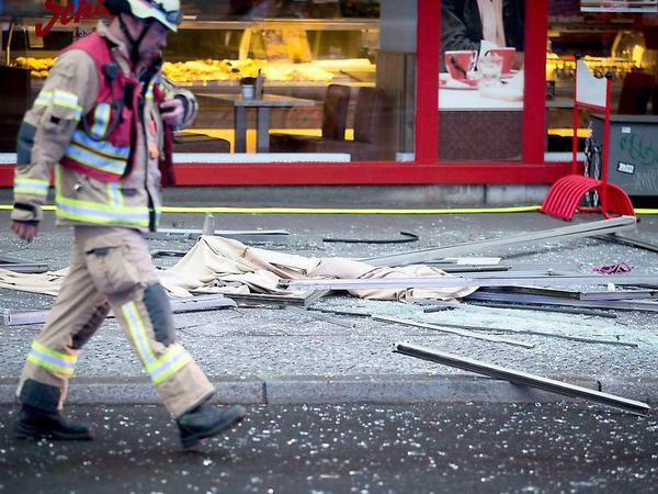 Zertrümmerte Fenster auf dem Bürgersteig legen nahe, dass es eine Explosion gegeben haben könnte.
