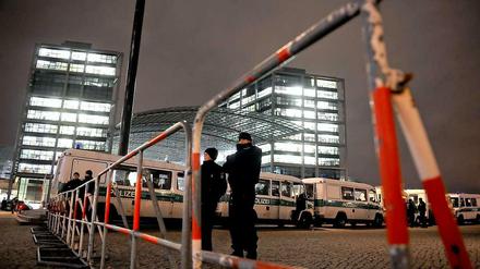 Die Polizei postiert sich jeden Montag ab 18 Uhr am Hauptbahnhof. Dann beginnt der Bärgida-Marsch durch Mitte.