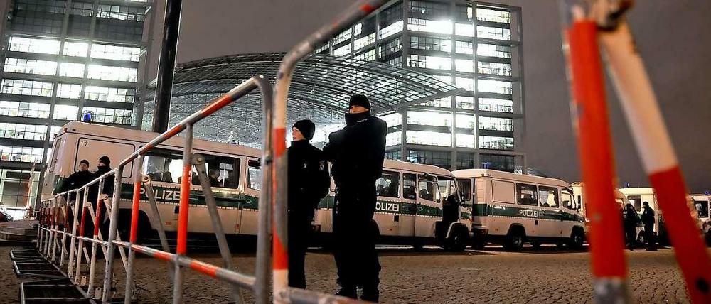 Die Polizei postiert sich jeden Montag ab 18 Uhr am Hauptbahnhof. Dann beginnt der Bärgida-Marsch durch Mitte.