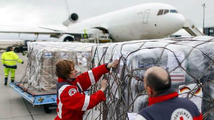 Mitarbeiter des DRK verpacken die Ladung für den ersten Hilfsflug von Berlin-Schönefeld nach Kathmandu. Am Montag flog ein Transportflugzeug die ersten 60 Tonnen Hilfsgüter ab. 