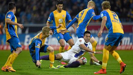 Umzingelt: Aues Bobby Wood geht nach einem Foul zu Boden.