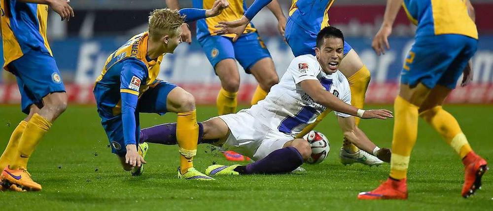 Umzingelt: Aues Bobby Wood geht nach einem Foul zu Boden.