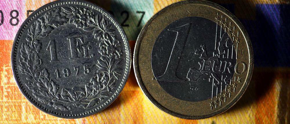 Derzeit kostet ein Franken rund 1,05 Euro. Aufgrund der Aufwertung der Schweizer Landeswährung schreibt die Nationalbank Milliardenverluste. 