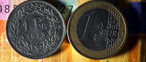 Derzeit kostet ein Franken rund 1,05 Euro. Aufgrund der Aufwertung der Schweizer Landeswährung schreibt die Nationalbank Milliardenverluste.