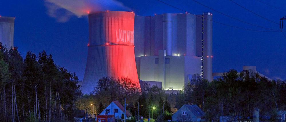 Alarmstufe Rot: Aus Protest haben Kohlefreunde das Vattenfall-Kraftwerk Schwarze Pumpe am Freitagabend rot angestrahlt.