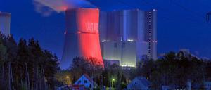 Alarmstufe Rot: Aus Protest haben Kohlefreunde das Vattenfall-Kraftwerk Schwarze Pumpe am Freitagabend rot angestrahlt.