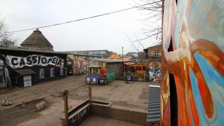 Unweit des Haubentauchers befindet sich mit dem Club Cassiopeia bereits seit 2005 eine Anlaufstelle für das Berliner und auswärtige Feier-Publikum. Drum herum ist es zugleich grau und bunt - typisch RAW. 