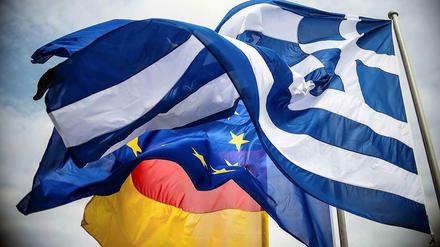 Griechenland will das Geld von Deutschland unter anderem als Wiedergutmachung für Gräuel und Zerstörungen, die deutsche Soldaten im Zweiten Weltkrieg angerichtet haben. 