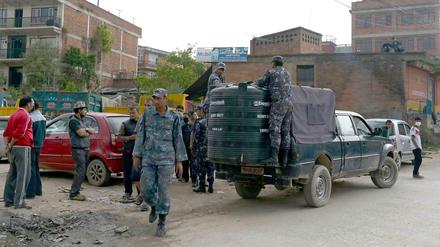 Die Polizei in Nepal bringt Trinkwasser. 