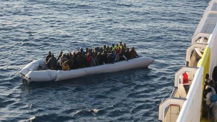 Gerettet! Und nun? Ein Flüchtlingsboot wird im Mittelmeer von dem Frachter "OOC Cougar" der Reederei Opielok Offshore Carriers gesichert. Die Reederei hat seit Dezember mehr als 1500 Menschen aus Seenot gerettet.