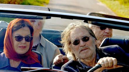 Alter schützt vor Liebe nicht? Witwer Georg (Matthias Habich) fährt Sylvia (Angela Winkler) im schicken Oldtimer spazieren.