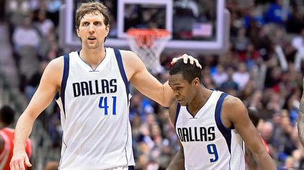 Einen Kopf kleiner gemacht. Rajon Rondo (r.) war keine Verstärkung für Dirk Nowitzkis Dallas Mavericks.