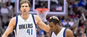 Einen Kopf kleiner gemacht. Rajon Rondo (r.) war keine Verstärkung für Dirk Nowitzkis Dallas Mavericks.