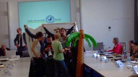 FU-Studierende sprengen am Mittwoch den Akademischen Senat.
