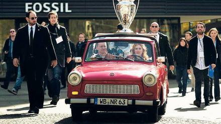 Go, Trabi, go! Auf einer sogenannten City Trophy Tour kutschieren Prominente die Trophäe der Champions League durch die Stadt, hier Moderatorin Palina Rojinski. 