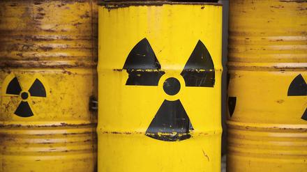 Der Rost nagt an den Atommüllfässern. Sogar an denen, die genutzt werden, um gegen die Atomkraft zu demonstrieren.