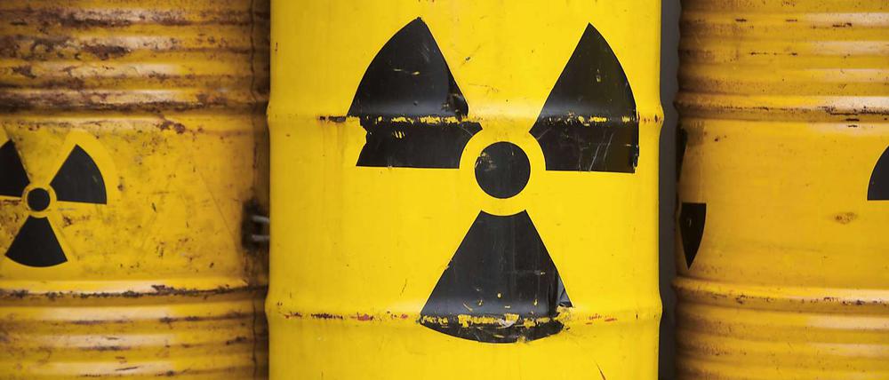 Der Rost nagt an den Atommüllfässern. Sogar an denen, die genutzt werden, um gegen die Atomkraft zu demonstrieren.