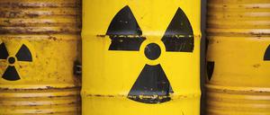 Der Rost nagt an den Atommüllfässern. Sogar an denen, die genutzt werden, um gegen die Atomkraft zu demonstrieren. 