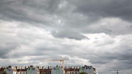 Der Himmel über Berlin. Baukräne gehören auch in gewachsenen Quartieren zum Stadtbild. 
