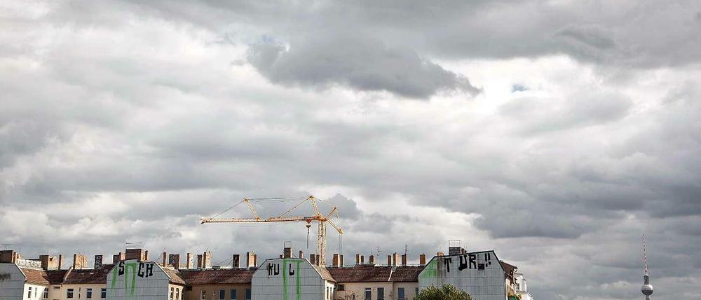 Der Himmel über Berlin. Baukräne gehören auch in gewachsenen Quartieren zum Stadtbild.