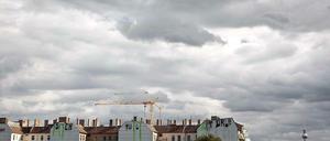 Der Himmel über Berlin. Baukräne gehören auch in gewachsenen Quartieren zum Stadtbild. 