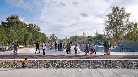 Ort für alle. Eine der Stadtführungen des "Make City"-Festivals führt zum Park am Gleisdreieck, der zwischen 2011 und 2014 entstanden ist.