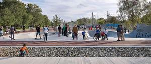 Ort für alle. Eine der Stadtführungen des "Make City"-Festivals führt zum Park am Gleisdreieck, der zwischen 2011 und 2014 entstanden ist.