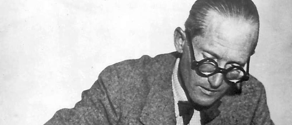 Der Architekt Le Corbusier (eigentlich Charles-Edouard Jeanneret-Gris), aufgenommen im Jahr 1952 mit dem Modell der Unité d'Habitation in Marseille.