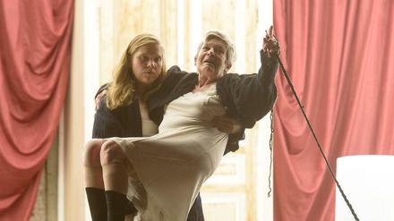 Stefanie Reinsperger mit Elisabeth Orth auf dem Arm in "die unverheiratete".