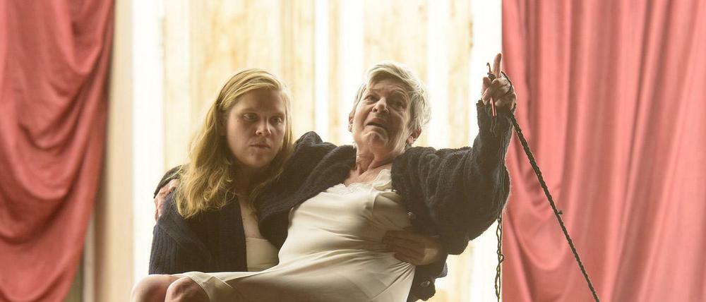 Stefanie Reinsperger mit Elisabeth Orth auf dem Arm in "die unverheiratete".