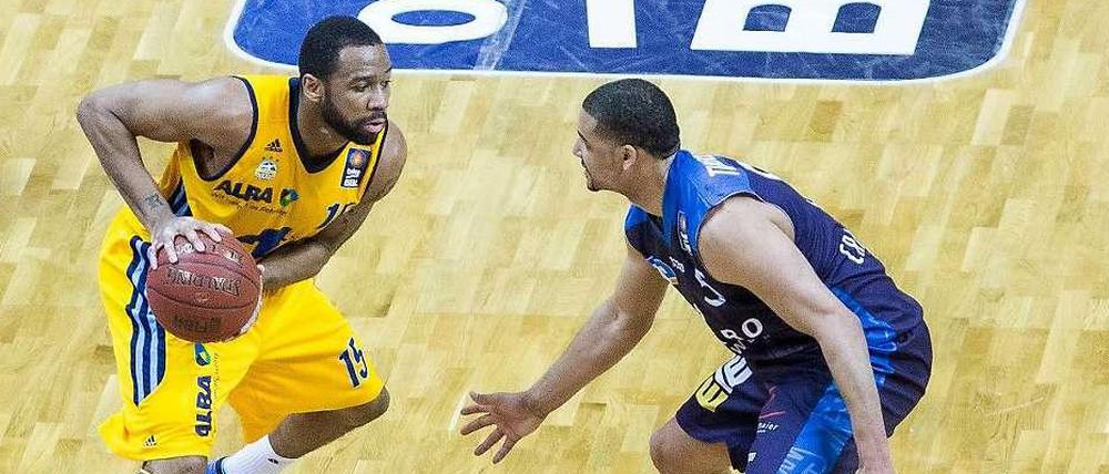 Reggie Redding von Alba Berlin (l) und Crailsheims Chad Timberlake kämpfen um den Ball. Am Ende gewannen die Berliner mit 92:71.