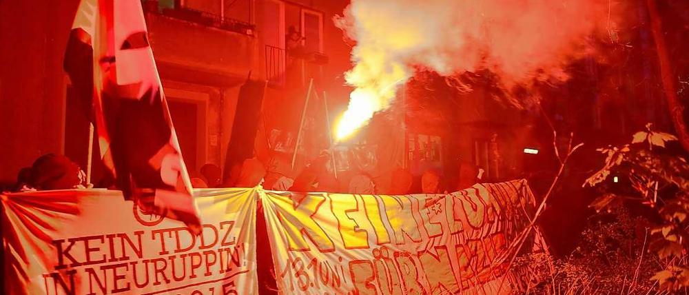 "Keine Zukunft für Nazis" steht auf einen Transparent bei der traditionellen Walpurgisnacht-Demo.