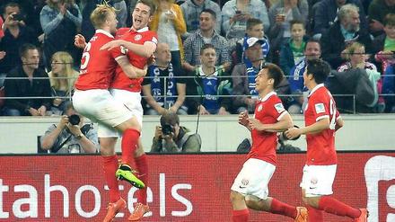 Der Mainzer Stefan Bell (2.v. l.) bejubelt sein Tor zum 1:0 mit Johannes Geis (l).