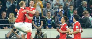 Der Mainzer Stefan Bell (2.v. l.) bejubelt sein Tor zum 1:0 mit Johannes Geis (l).