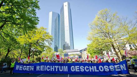 Postbank-Beschäftigte streiken vor Deutscher Bank